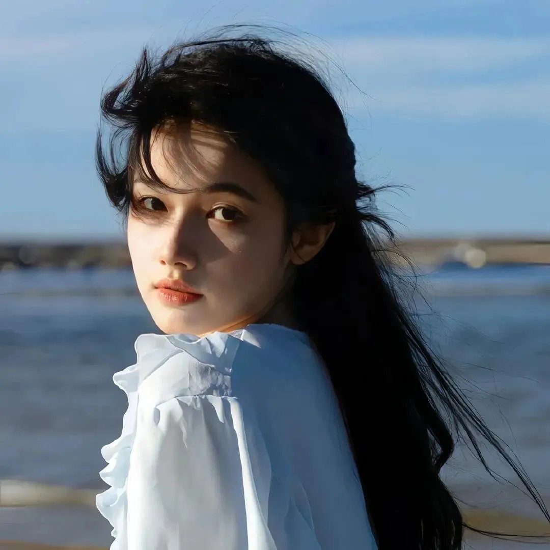 戴流苏耳环的少女